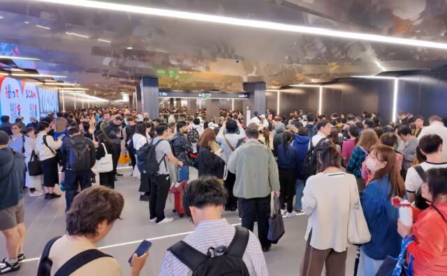 The Yumenoshima Station was crowded with many people due to the suspension of the Osaka Metro Chuo Line service. Source: Sankei Newspaper